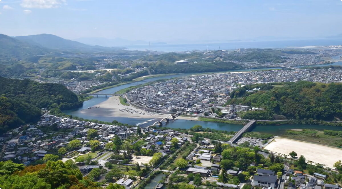 Nuestros servicios de alquiler de coches ofrecen una diversa selección de vehículos en Iwakuni.